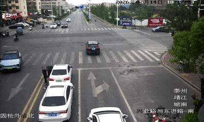 “顶车救人”女司机获赠新车，当场捐赠！