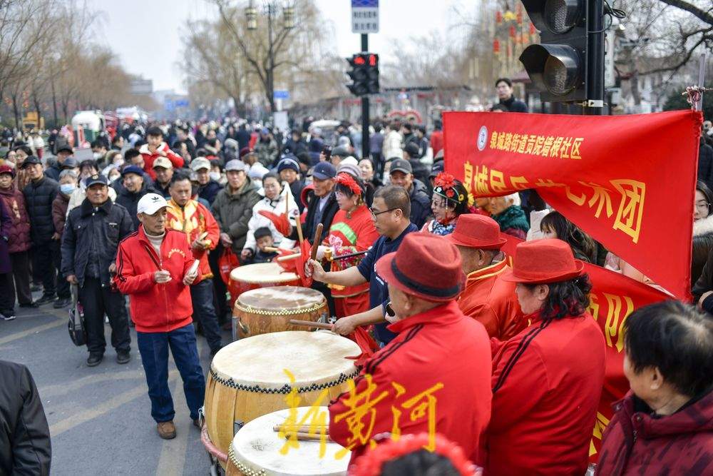 “泉”在济南过大年｜明湖市集成春节旅游新热点，周边居民敲锣打鼓献艺助兴