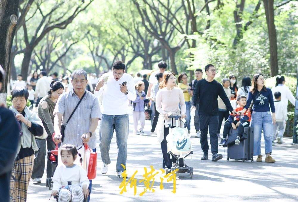 济南动物园成“遛娃胜地”，全家出游乐享亲子时光