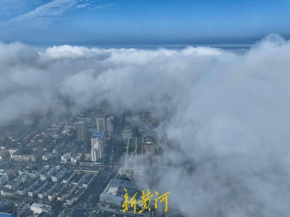 秋日泉城现平流雾景观，云雾缭绕美如画