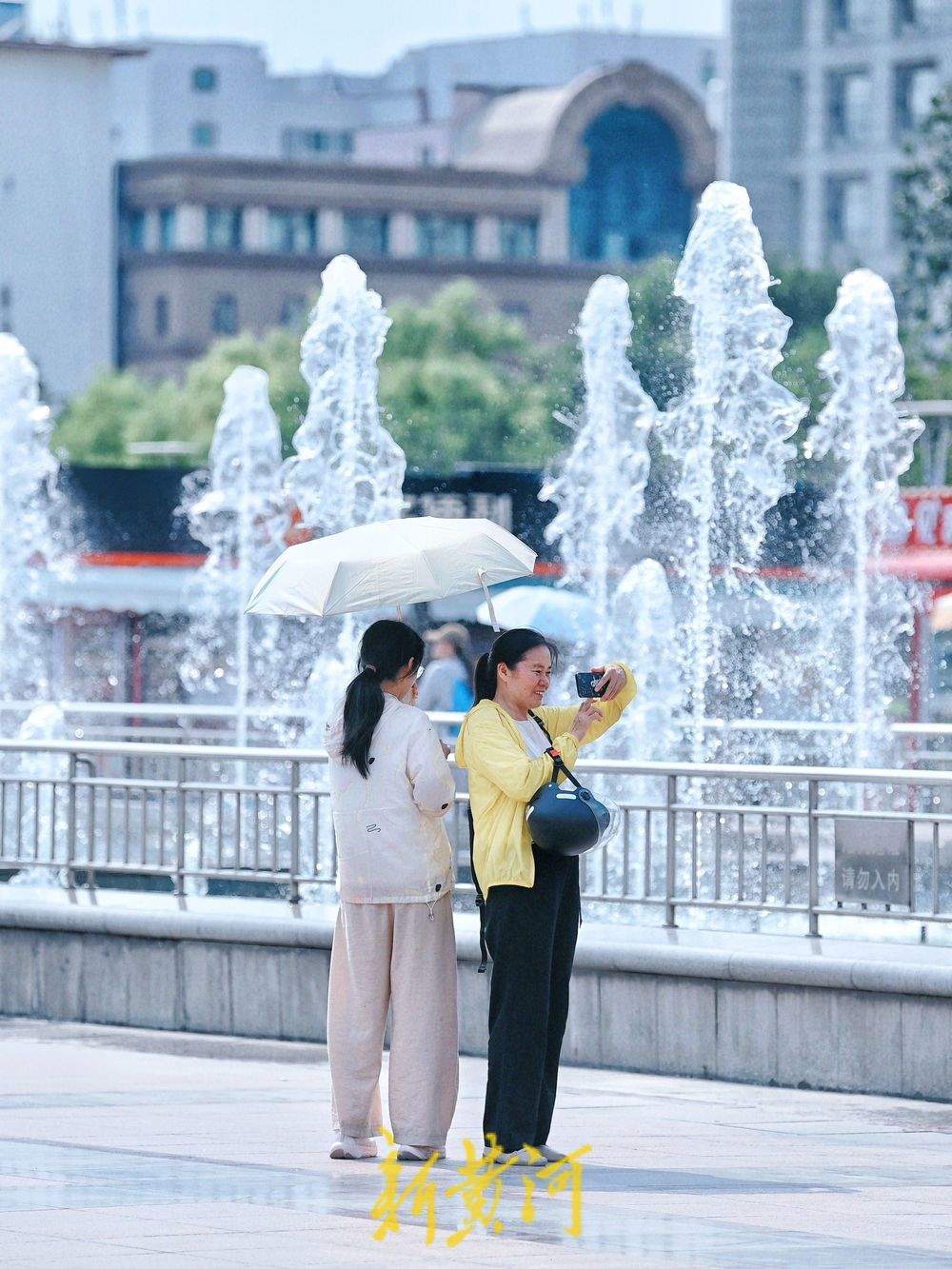 泉城广场音乐喷泉旁消夏纳凉好惬意