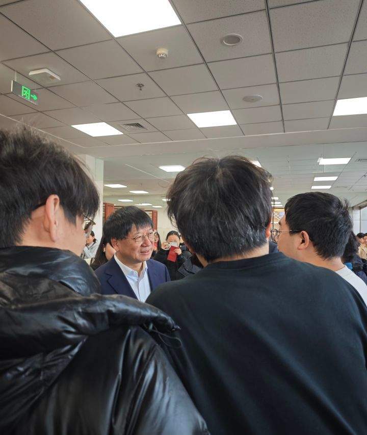 校长“突袭”图书馆给学生发新年红包，吉林大学学生：每人200元，很惊喜