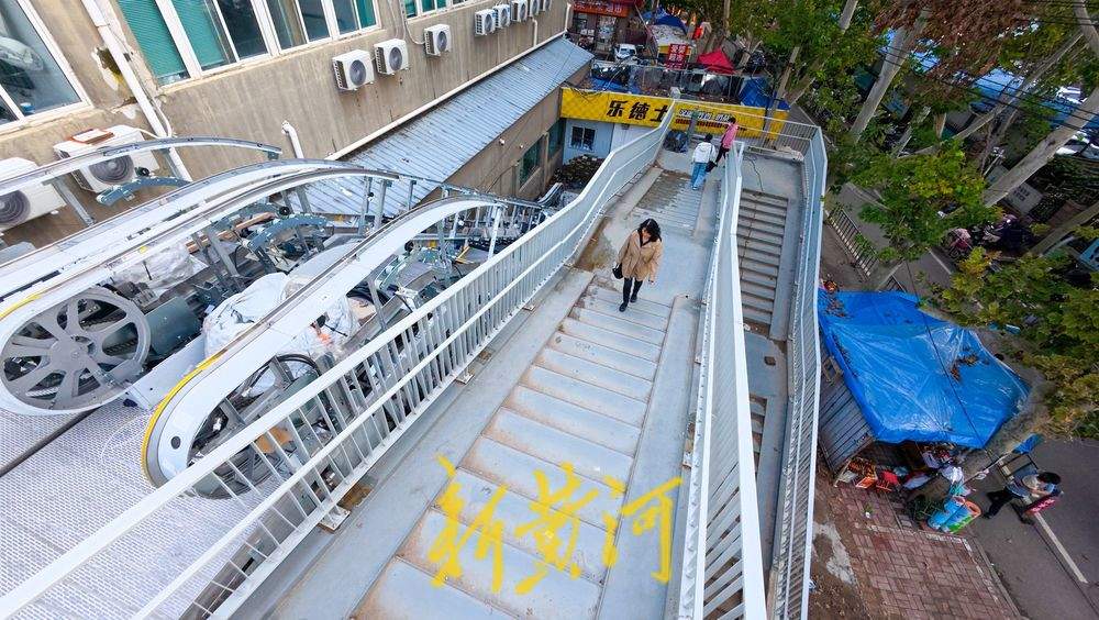 儿童医院旁过街天桥升级改造，新增无障碍电梯与缓坡步道