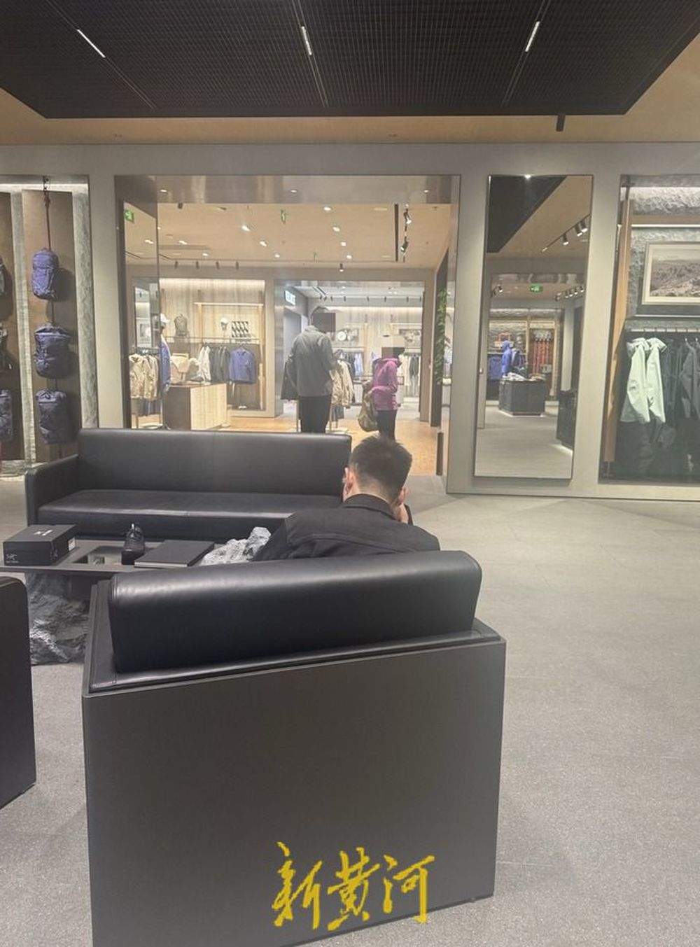 4500元始祖鸟冲锋衣刚买就“受伤”消费者质疑购前已破损 商家拒退换 多方介入