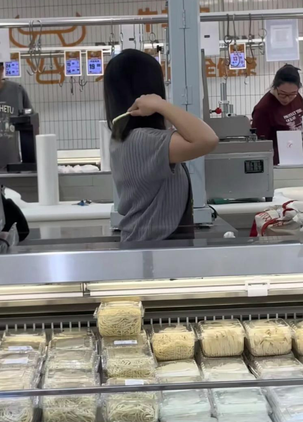 福建一超市员工在熟食区梳头，网友评论称头皮屑都飘进食品里