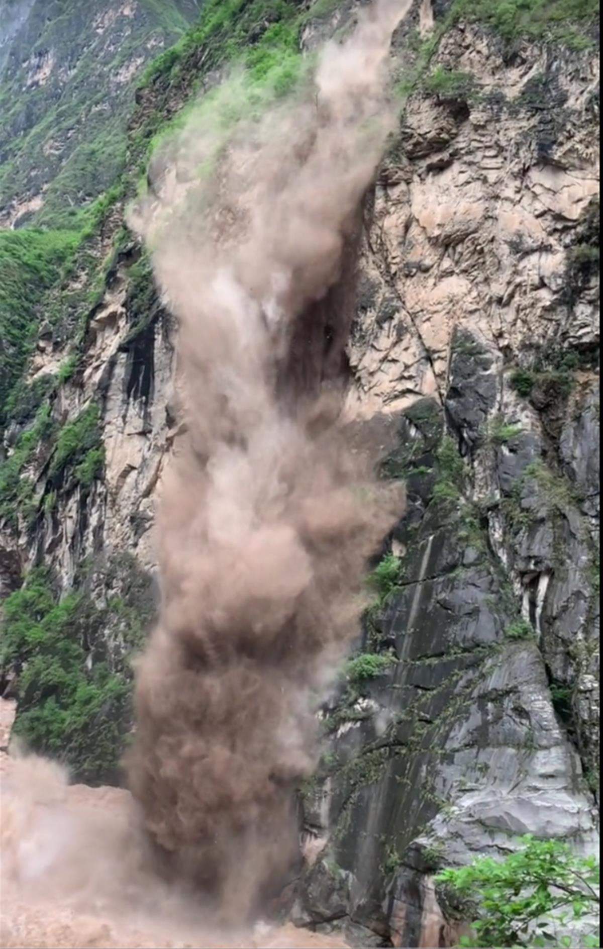 惊险！虎跳峡山体滑坡 极限躲避 事发时有游客在拍照