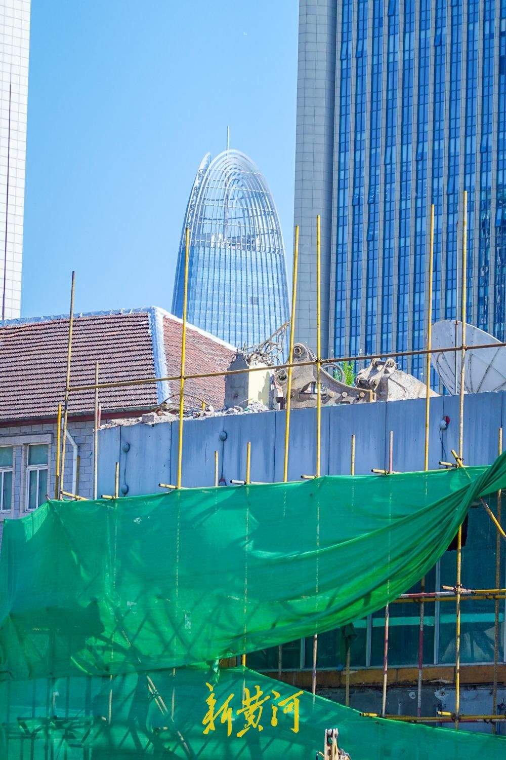 天龙大厦“与地面齐平”倒计时,两代“第一高楼”同框