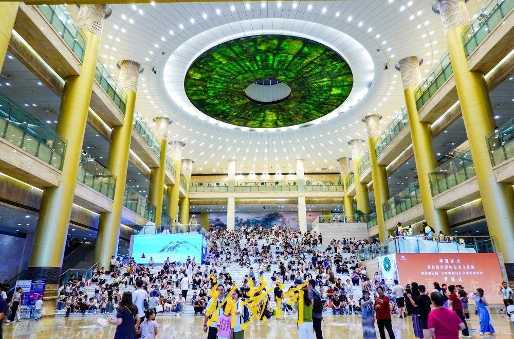 泉城烈日炙烤，最高温度破35℃，不少市民来博物馆纳凉