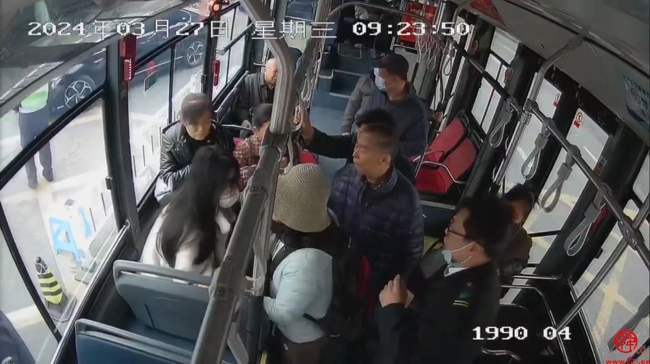 学生乘车突犯低血糖晕倒 济南公交司机乘客齐帮忙 -  