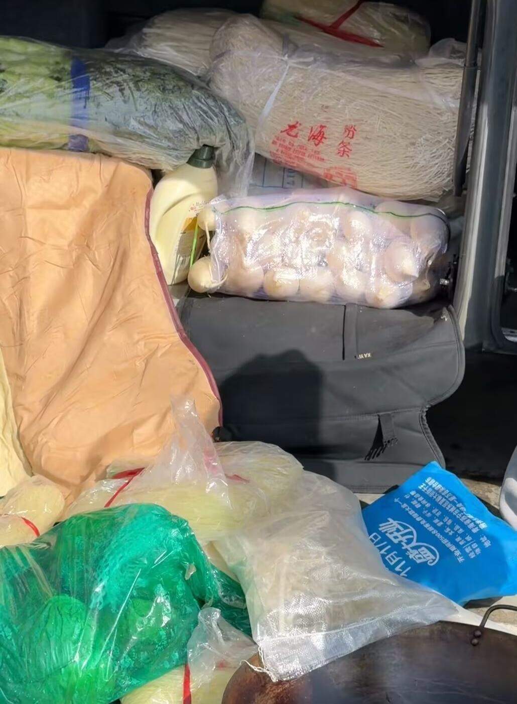 青海一家35口人开旅游大巴赴云南自驾游 携百斤米面自炊