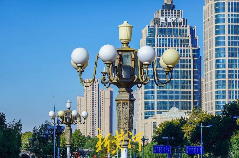 济南经十路西段路灯换新 风帆样式LED灯点亮出行路