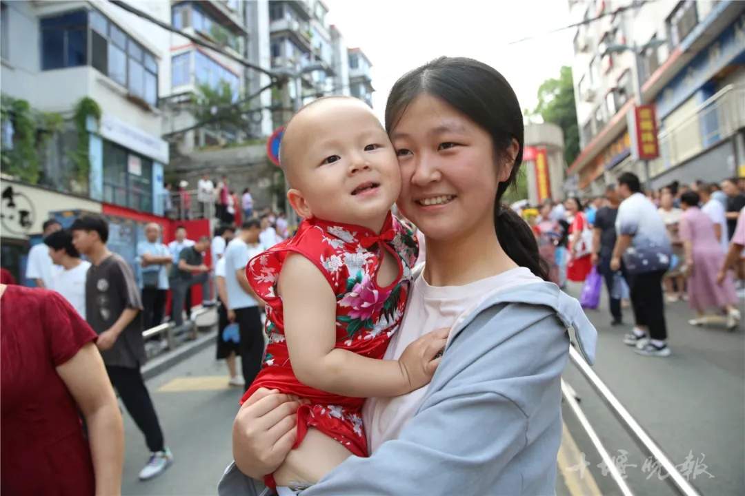 嚯！今天送考名场面，来了