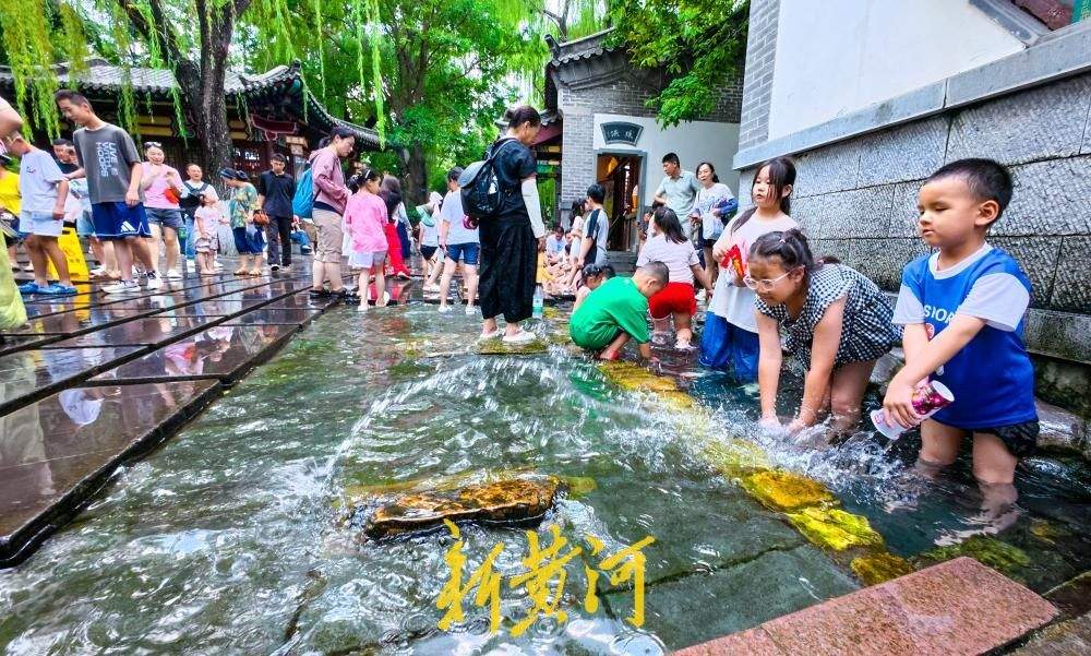 高温天气持续，“清泉石上流”景观迎来纳凉客流高峰