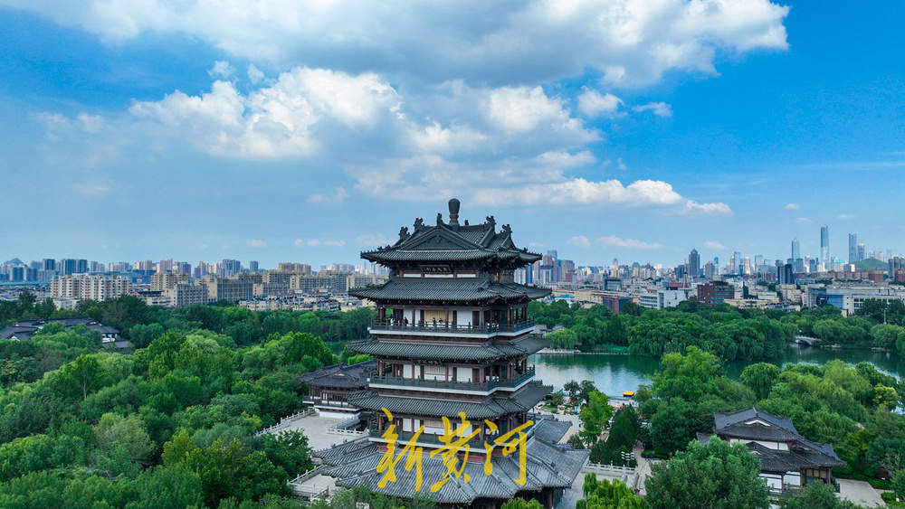 高温与蓝天白云相伴 泉城天空现“丁达尔”效应