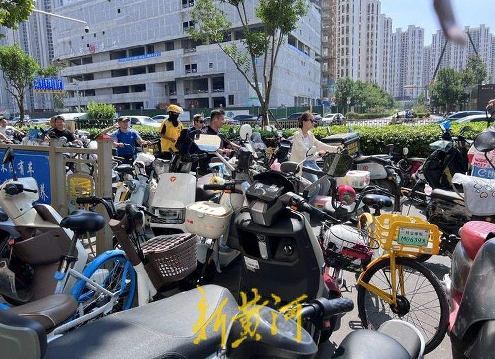 济南和谐广场南侧经十路辅道“车满为患”，5米宽道路仅容一人通行