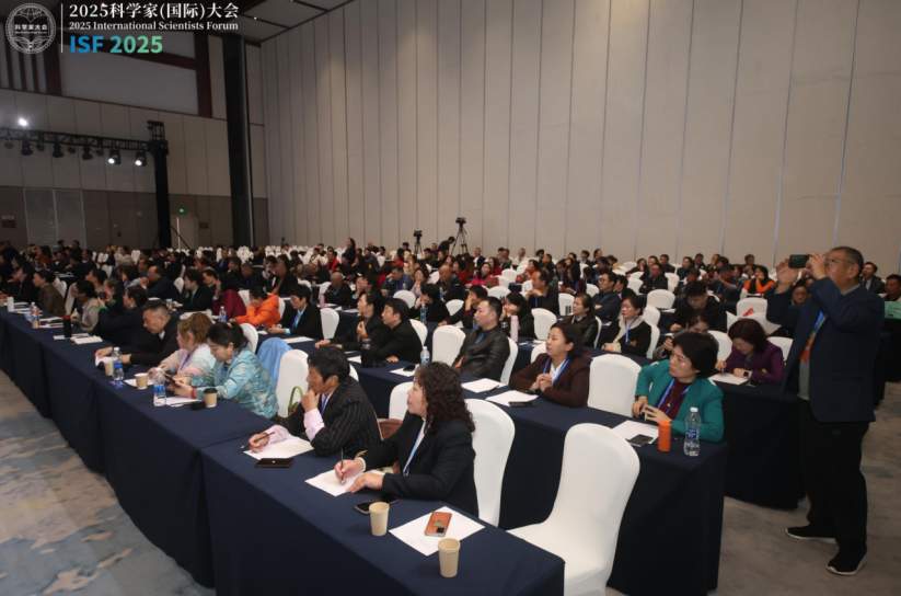 黛安蒂亮相2025科学家大会,对话巨擘以科技焕新护肤力量