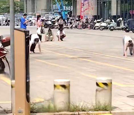 惠州多名男女在街上爬行并学狗叫，系公司团建活动时发生的行为，涉事企业已致歉