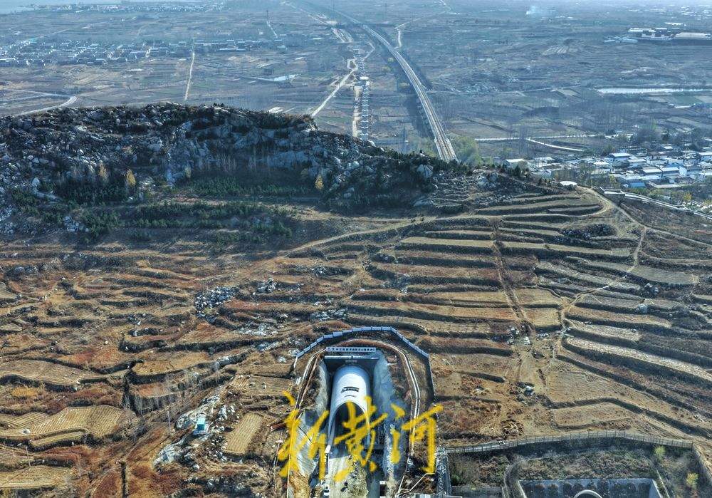 济枣铁路新龙山隧道顺利贯通