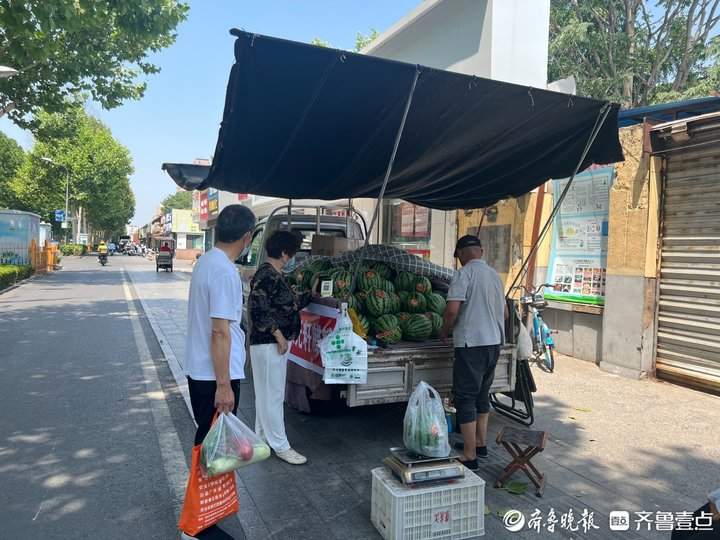 泉城卖瓜人：酷暑里贩卖着甜蜜，等待中收获着希望