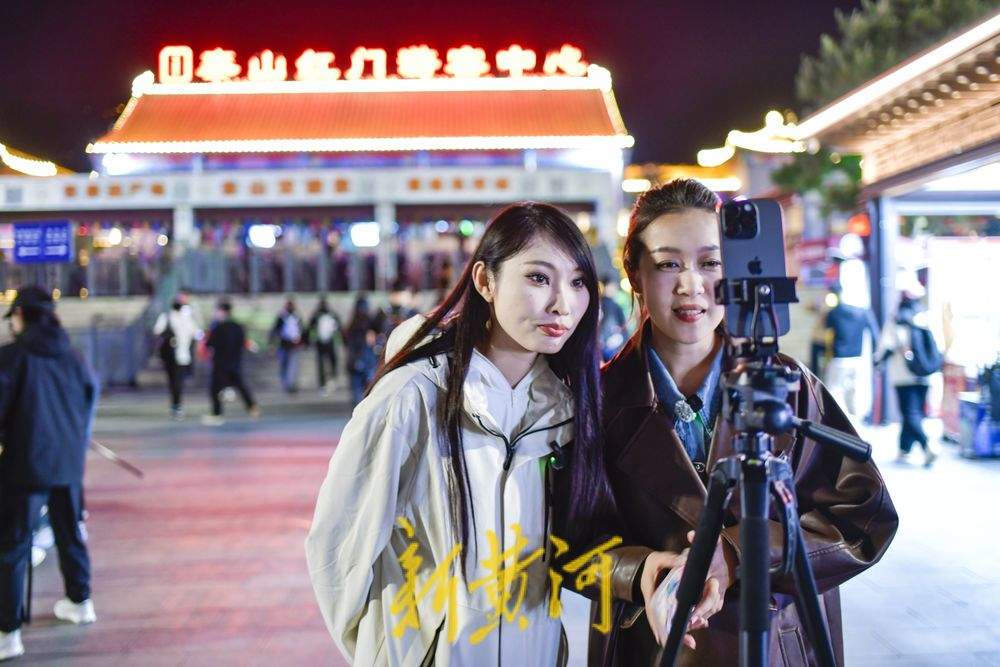 夜晚景区门口热闹非凡 视频直播推广假期特色旅游