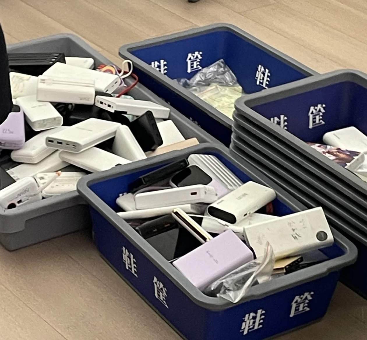 民航局有关充电宝3C认证新规推出后，购物app上出现3C认证贴纸商品，律师：违法