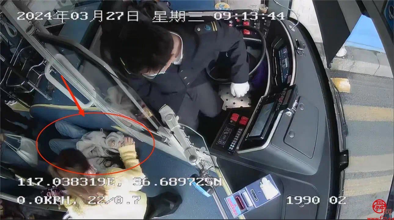 学生乘车突犯低血糖晕倒 济南公交司机乘客齐帮忙 -  
