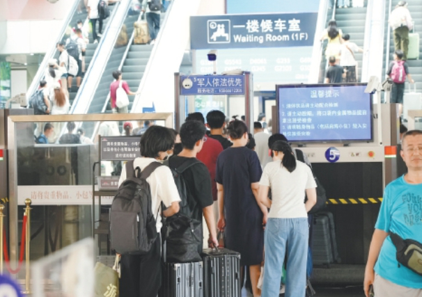 暑运客流持续攀升 济南火车站候车厅内人头攒动
