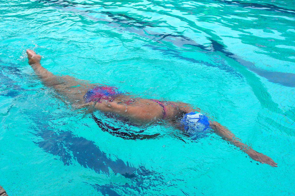 清泉映冬泳 激情燃泉城，济南国际冬泳赛开启预热畅游