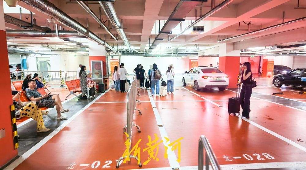 济南西站最新网约车上车点投用 70余个车位打造“橙黄专区”