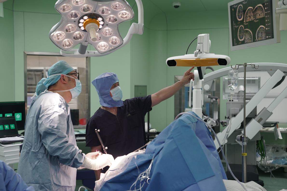 我国成功开展首例侵入式脑机接口临床试验