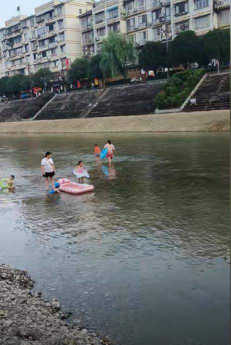 贵州镇远在河里围出5000平方米“天然泳池”，当地：为防儿童溺水，不影响行洪