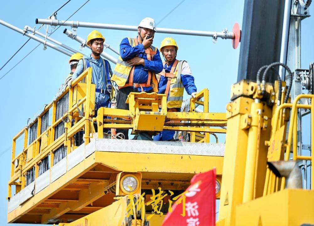 济滨高铁济南地区首条接触线成功架设