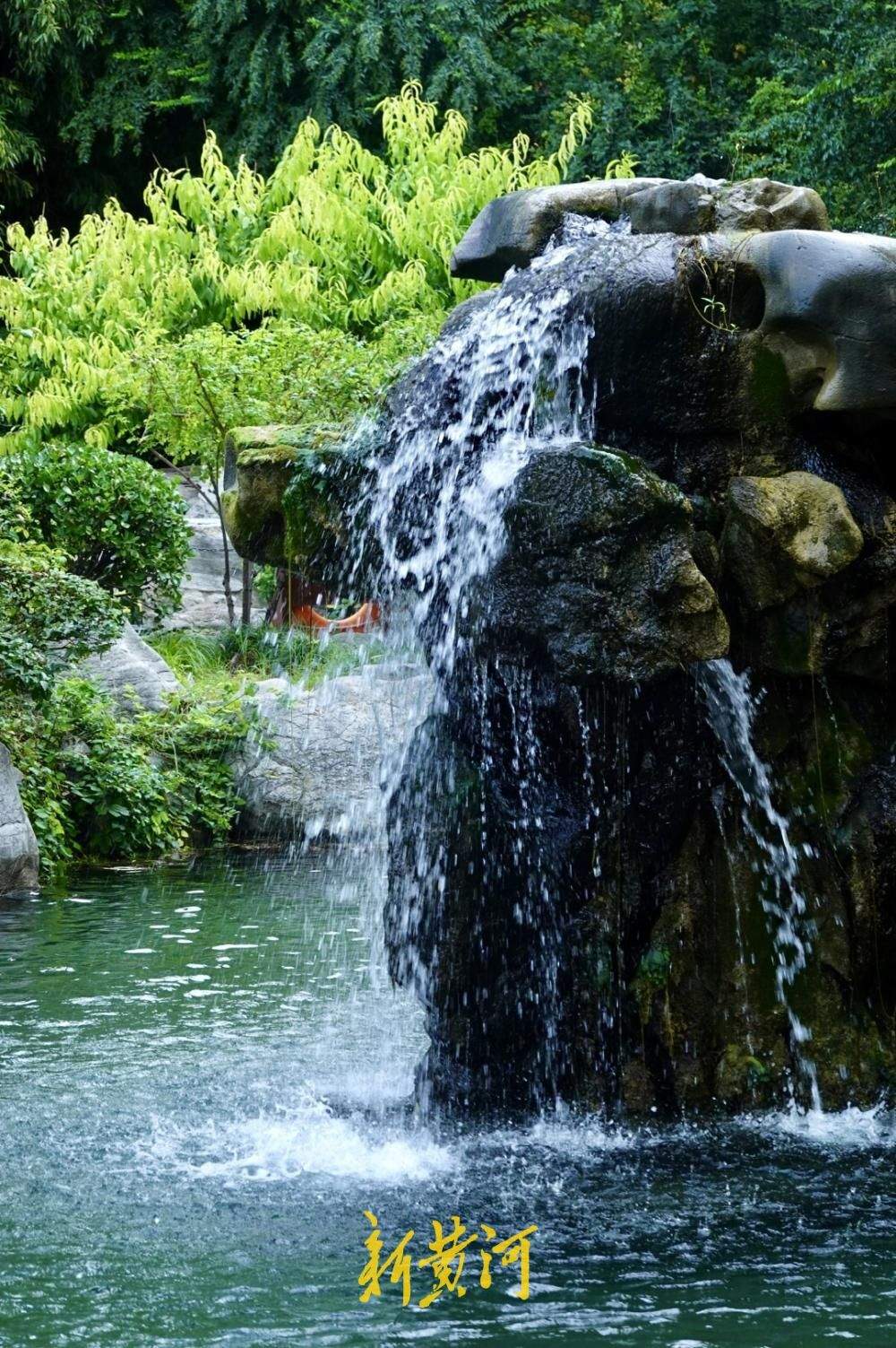 月牙泉复涌满一年，泉城“月牙飞瀑”胜景持续在线