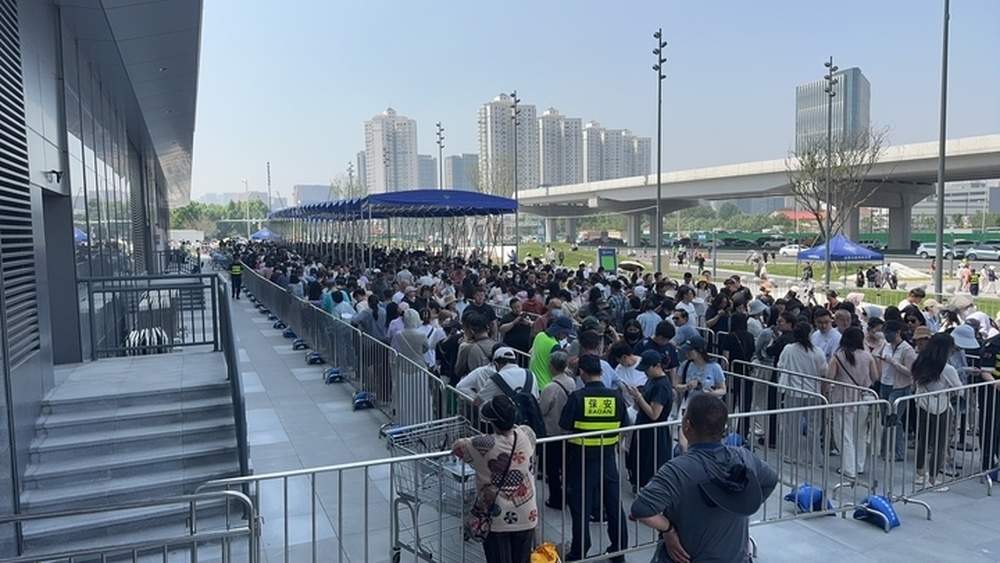 济南山姆开业首日现场排长龙：至11点约需排队3小时进门