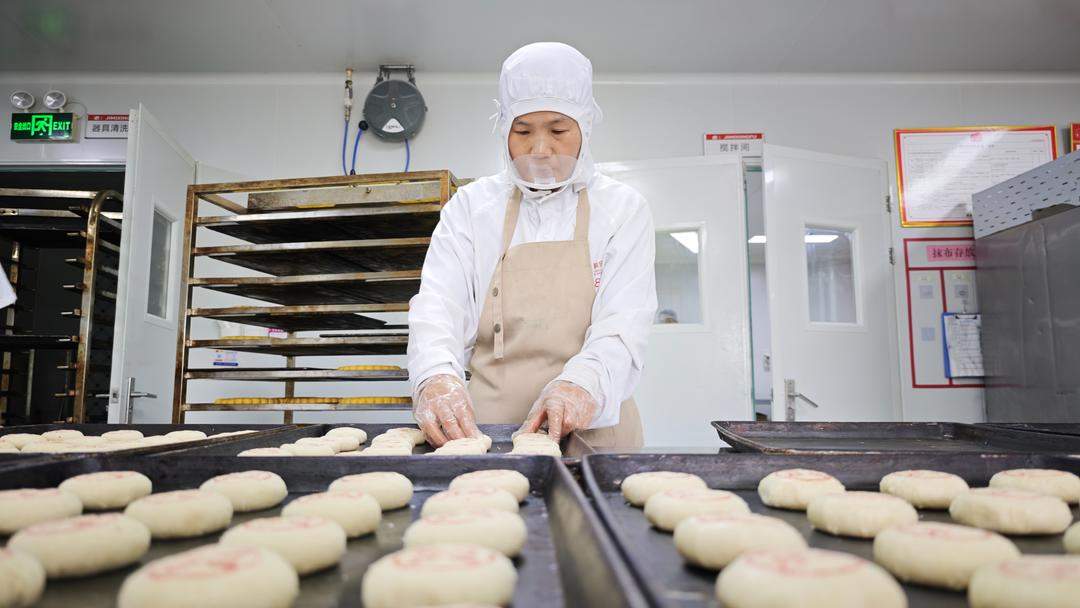 “炒鸡月饼”你吃过吗？临沂一食品公司正赶制临沂炒鸡月饼