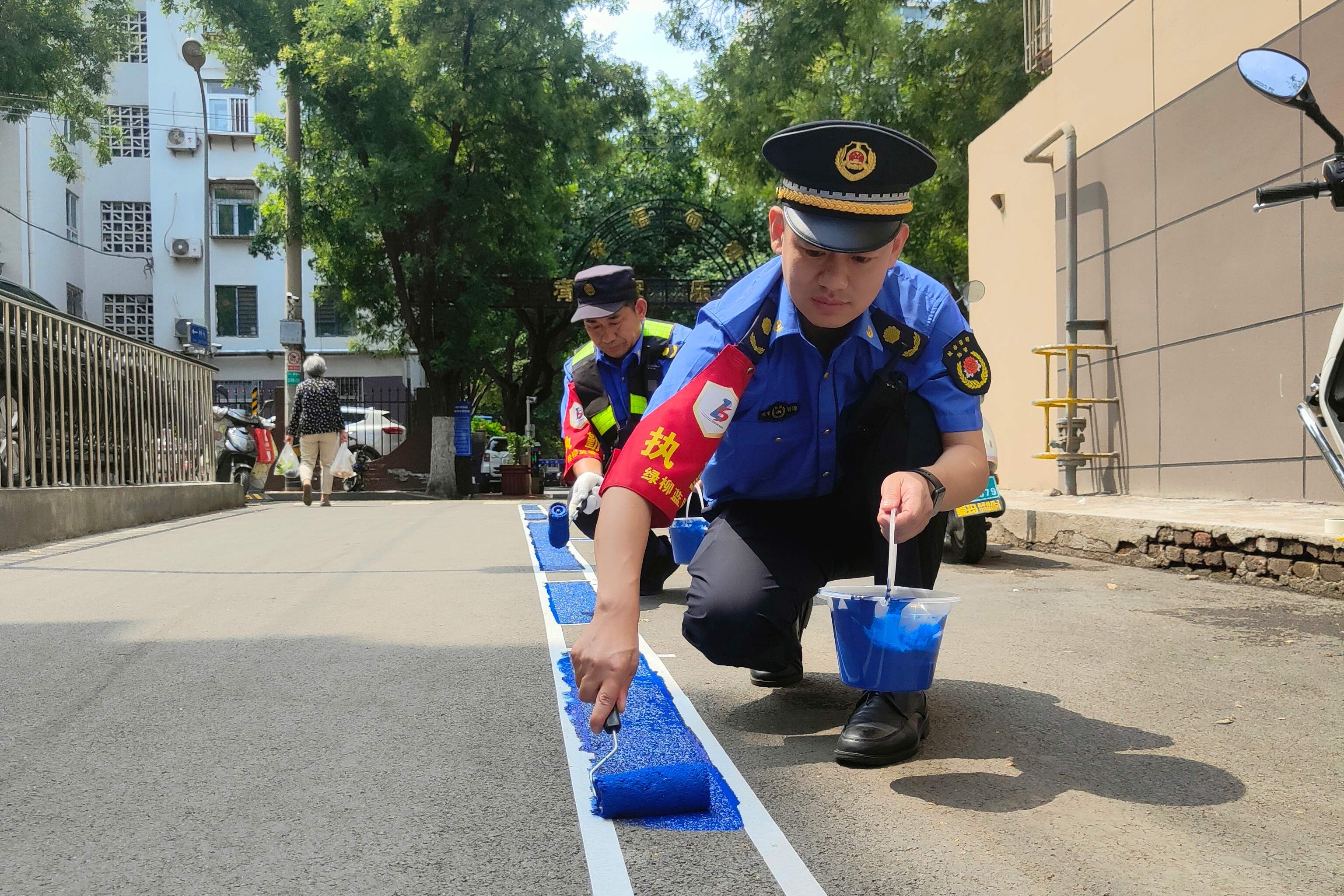 融媒·见证丨空间不够怎么办？商业资源来置换——老社区的“停车魔术”