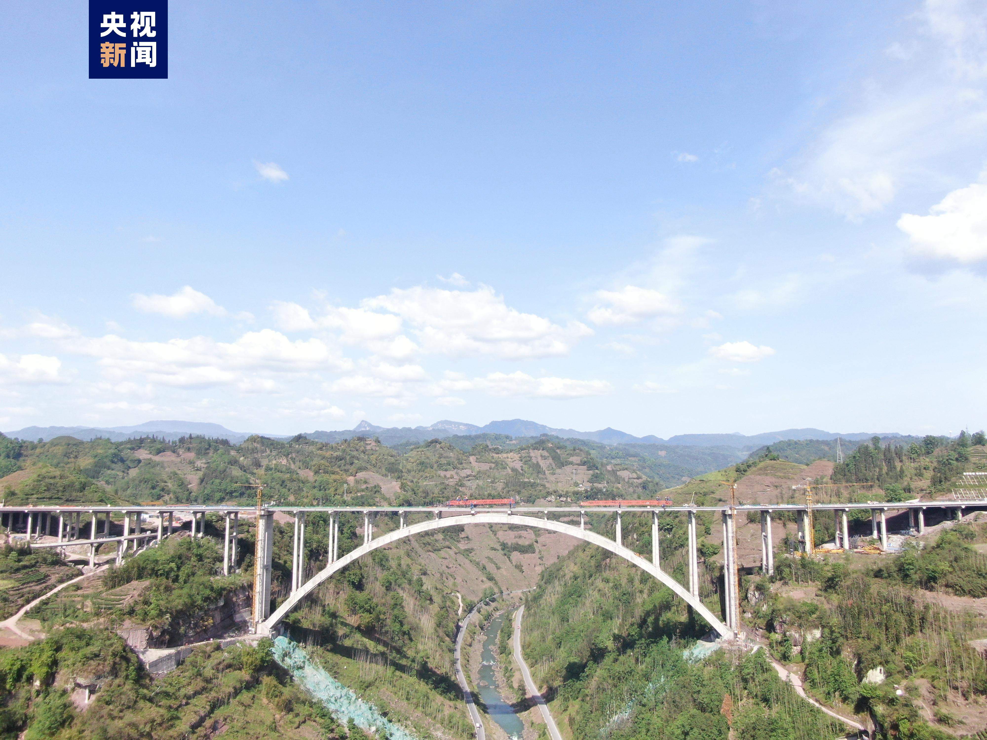 四川乐西高速苏坝特大桥顺利实现双幅贯通