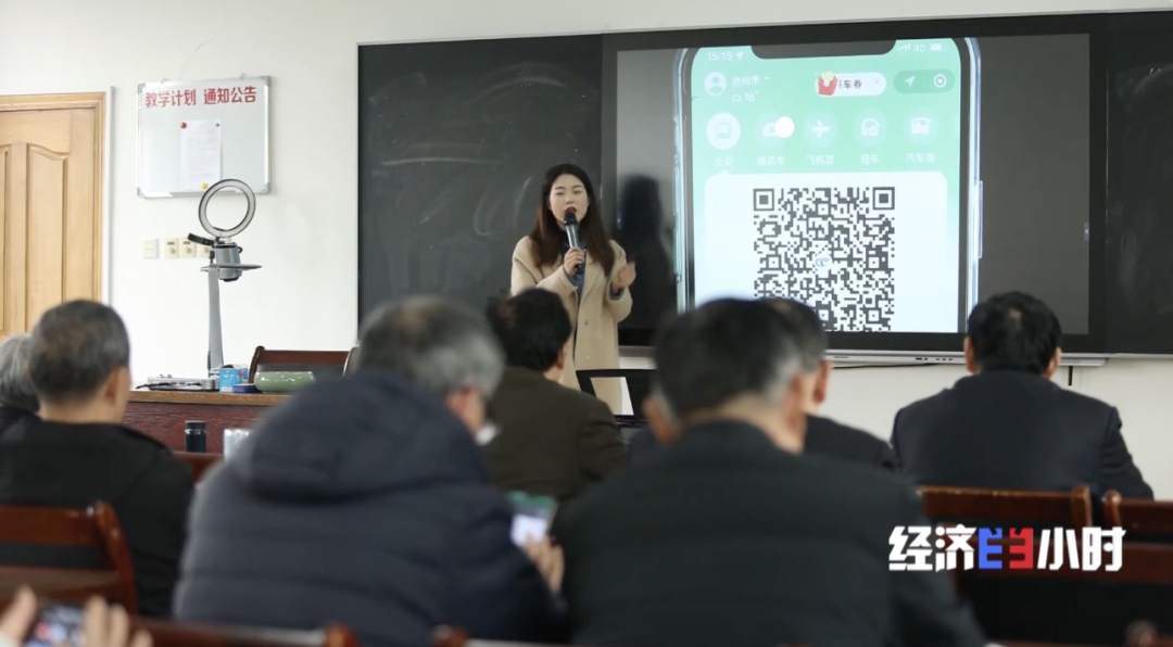 “银发族”爱上校园生活 老年大学一“位”难求