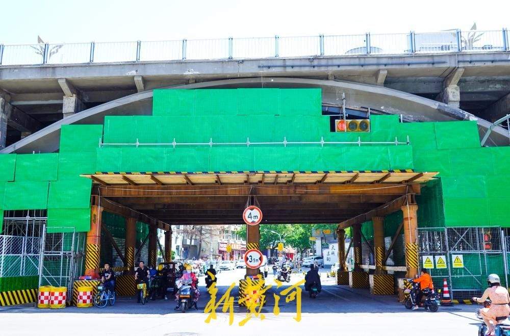 纬二路跨铁路天桥实施加固，明起桥上全封闭桥下半封闭