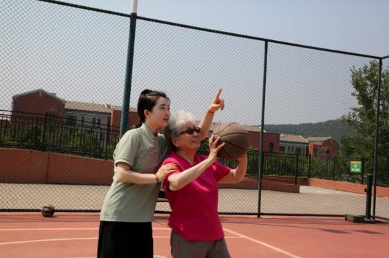 融媒·先锋｜“00后”护理员和她的“银发天团”——在暮年里播种春天