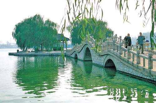 满城清泉桥上观