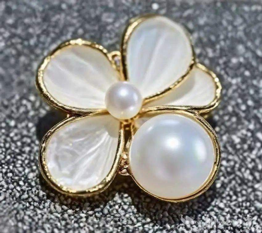 重金属超标！女子戴项链引发“首饰病” 医生：不要长时间佩戴