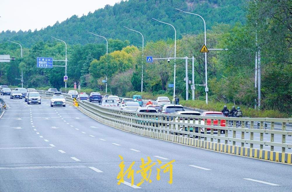 济南旅游路千佛山段加装隔离护栏，水泥墩底座配钢制护栏如长龙