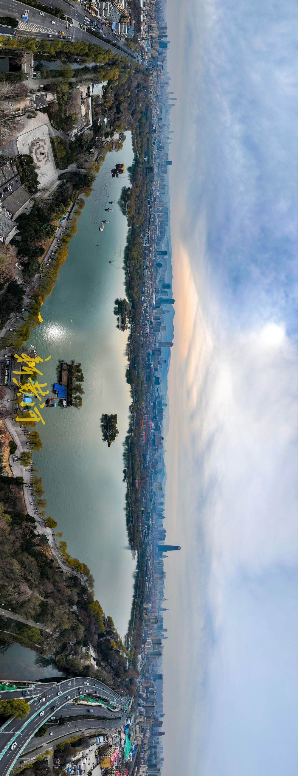 冷空气来袭，云层中暖光倒映大明湖