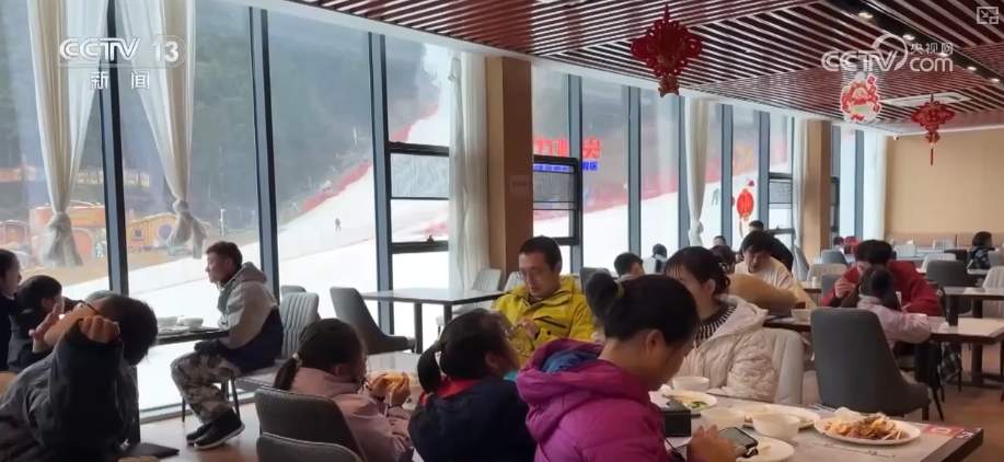 “冷”冰雪热力四射 南方冰雪旅游从基础体验向专业运动升级