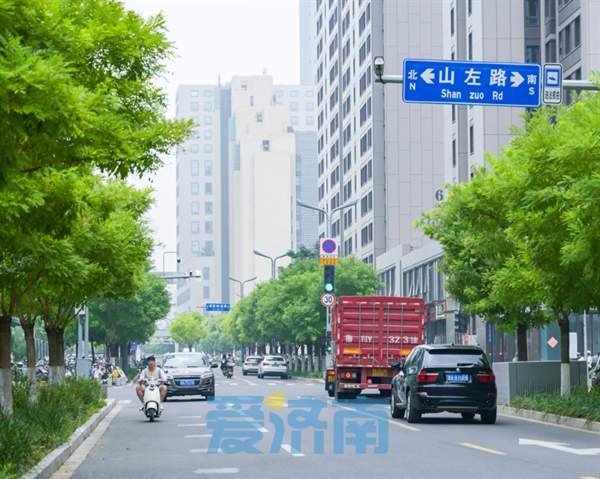 济南CBD多条街巷取消道路停车位，道路通行能力有效提升