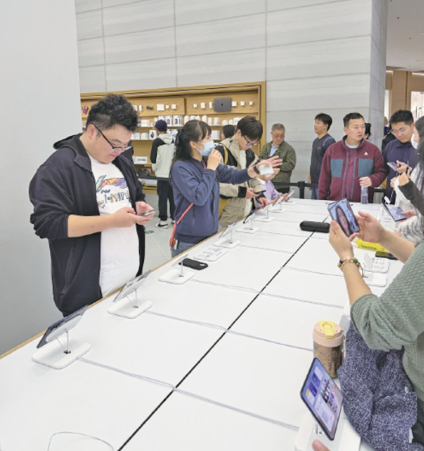 iPhoneDuo开售首日 探访济南线下门店:“黄牛 ”扎堆溢价缩水