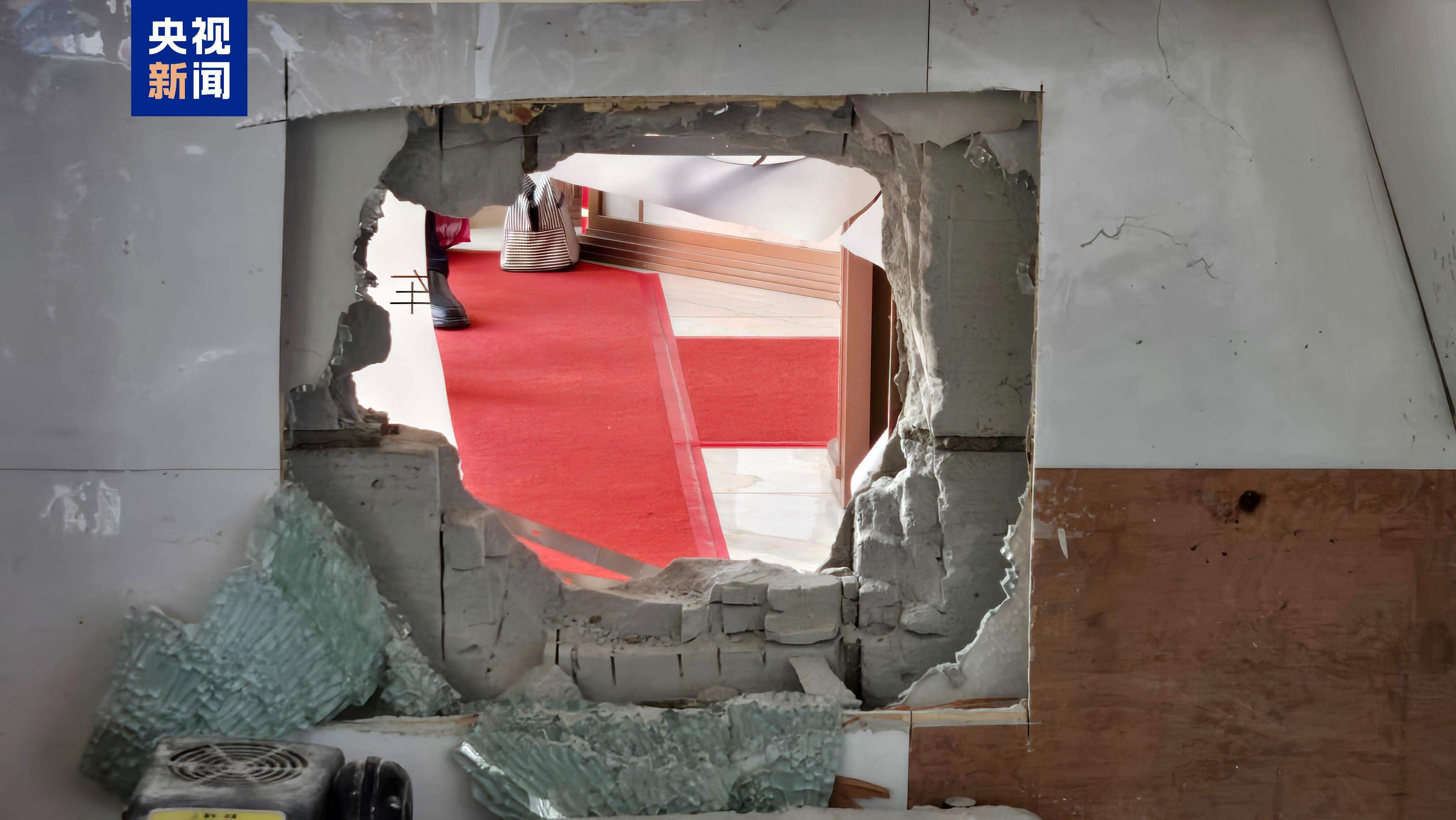 男子凿墙盗走170余万元黄金 赃物竟藏祖坟墓碑后