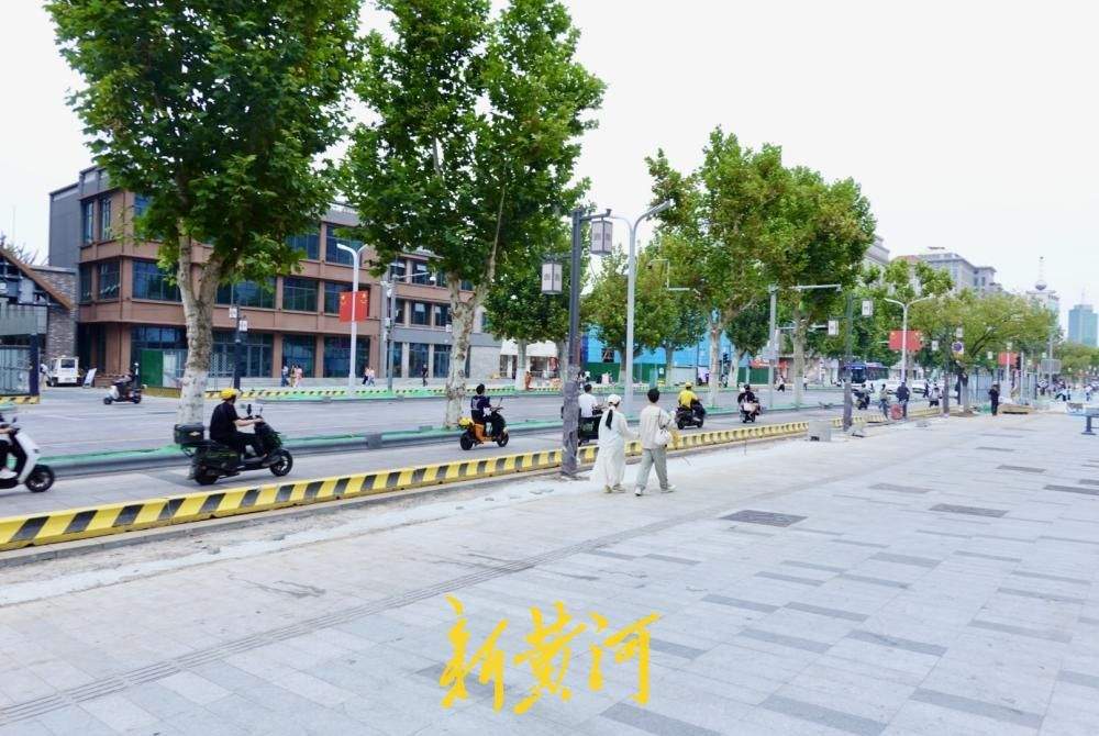 拆围挡迎国庆假期，济南泉城路人行道改造加速推进