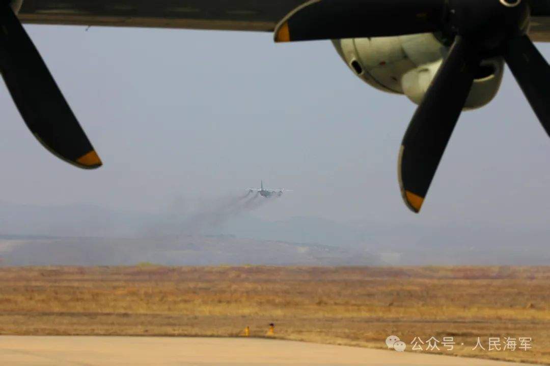 春节首飞，战鹰振翅巡海天！